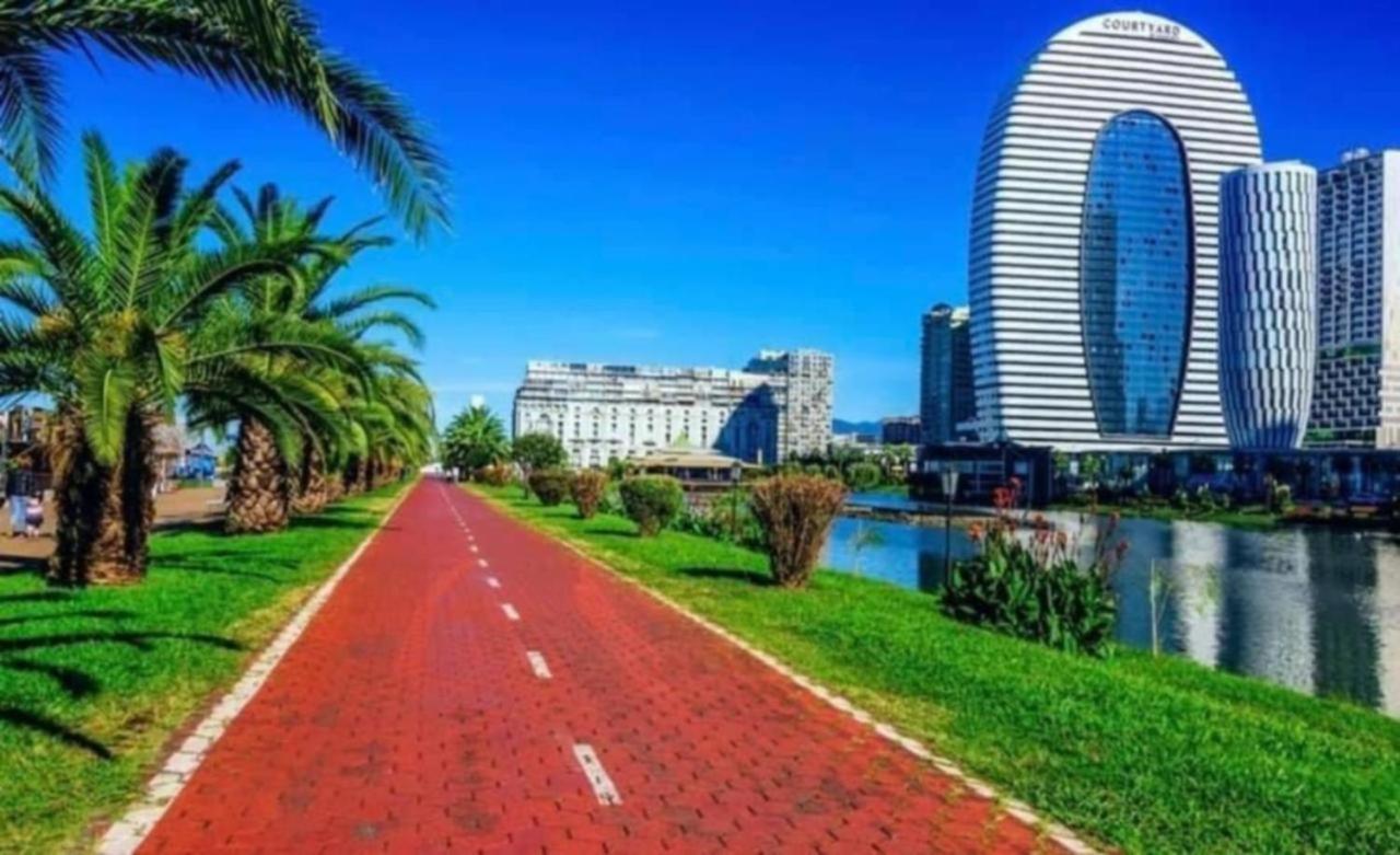Lux Apartaments Батуми Екстериор снимка