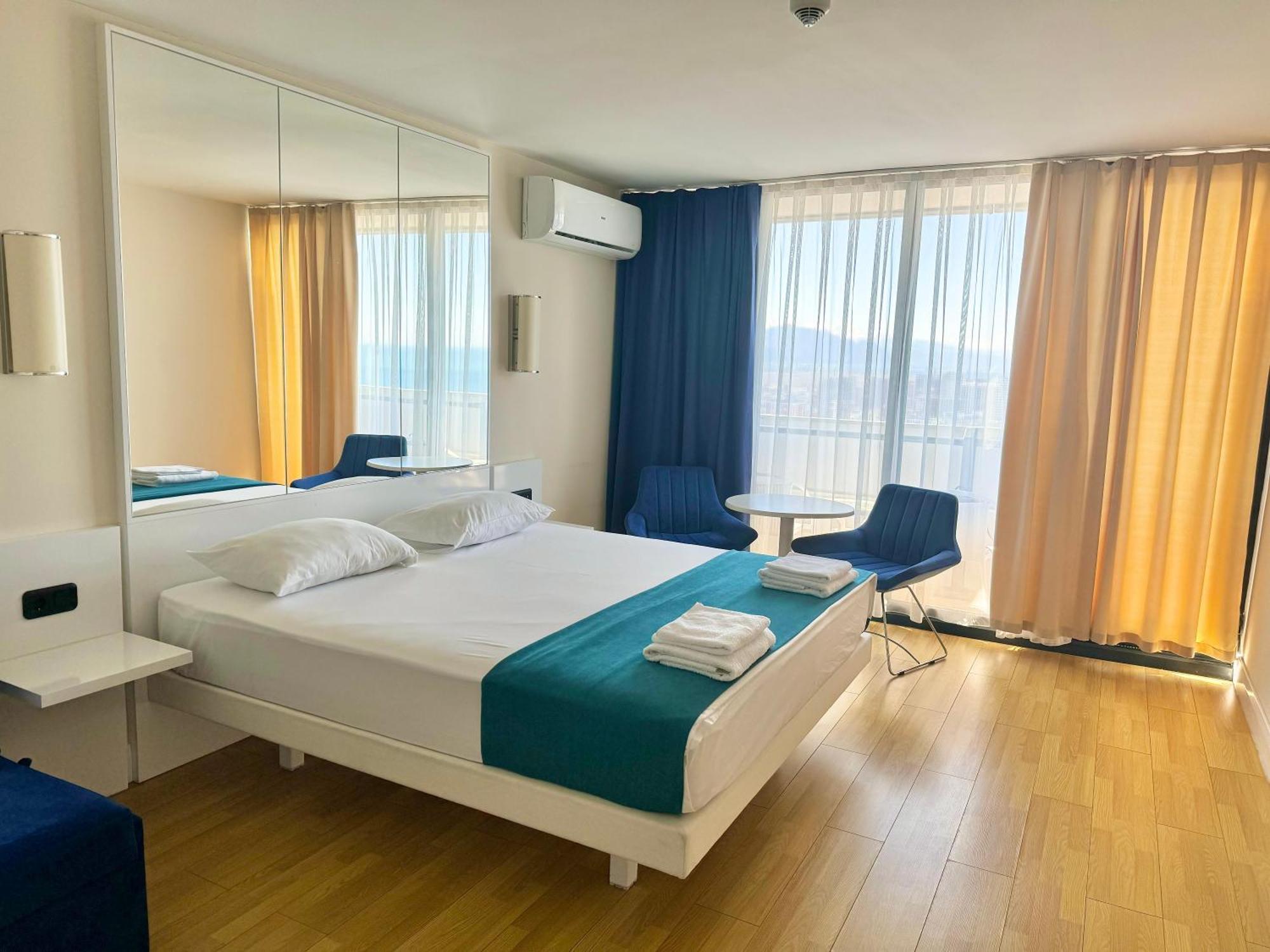 Lux Apartaments Батуми Екстериор снимка