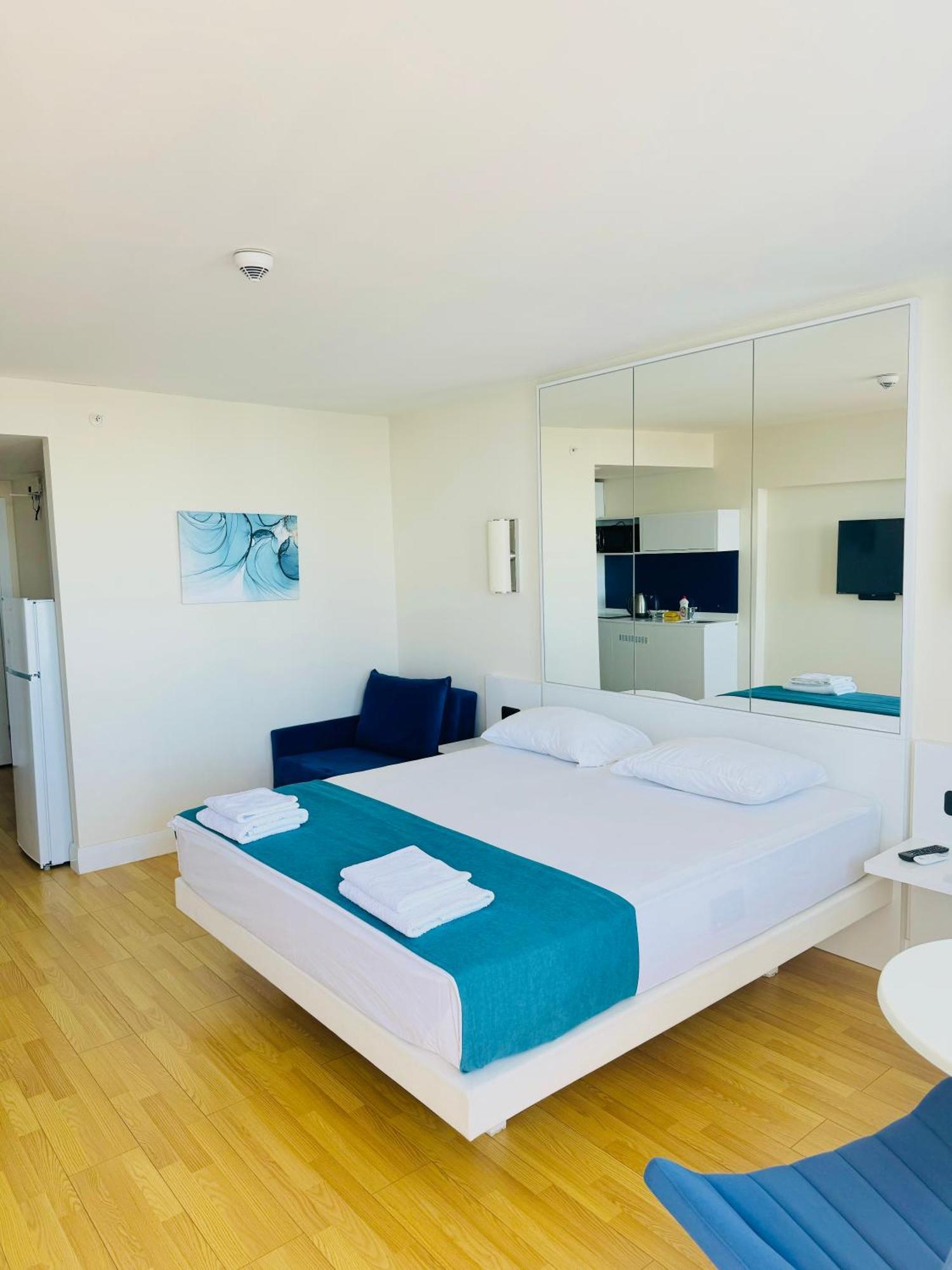 Lux Apartaments Батуми Екстериор снимка