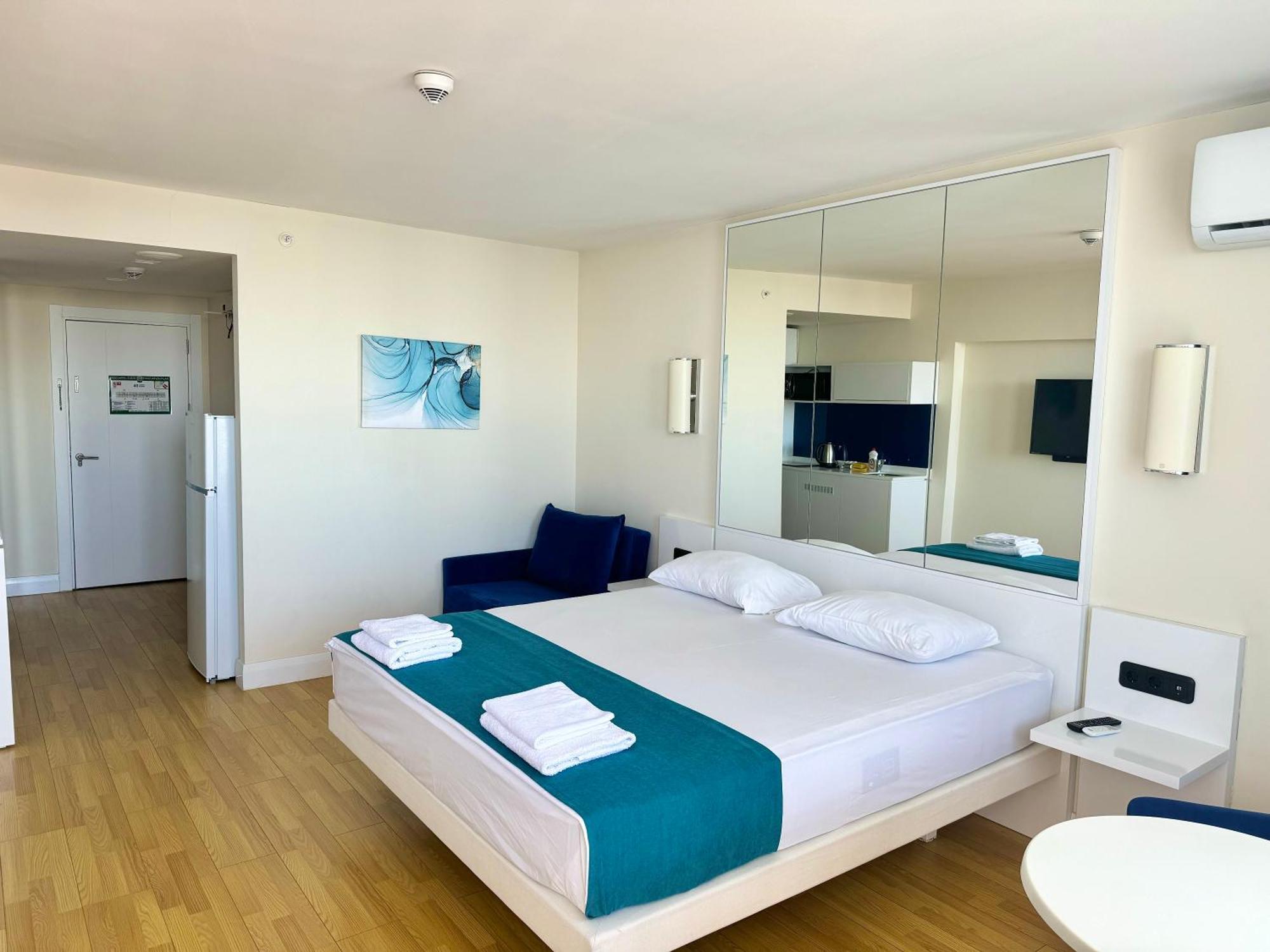 Lux Apartaments Батуми Екстериор снимка