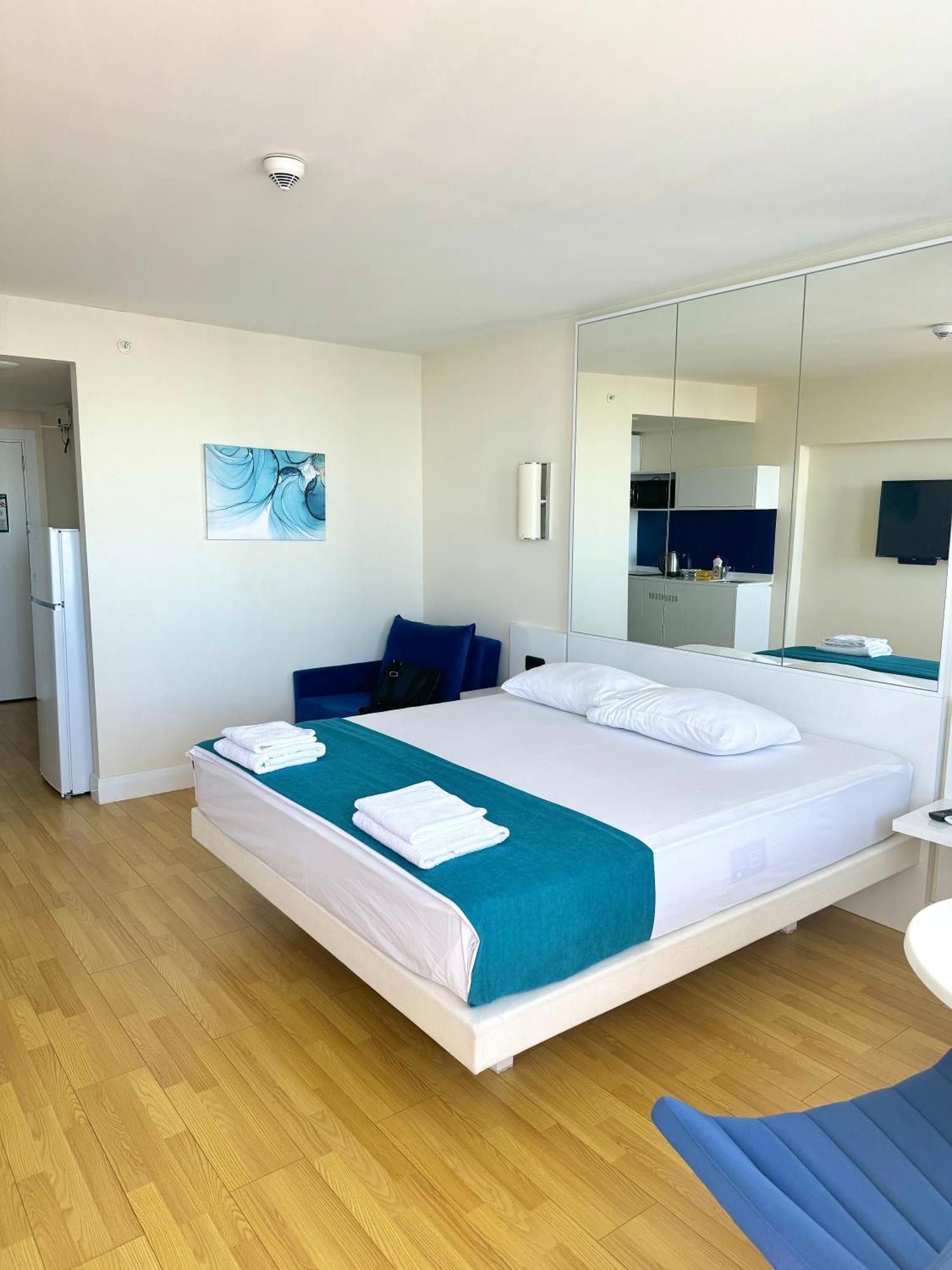 Lux Apartaments Батуми Екстериор снимка